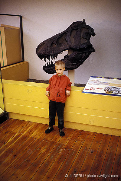 petit garon au muse - little boy at the museum